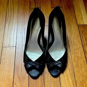 Ann Taylor classic peep toe heels lizard print black leather size 8.5 EUC